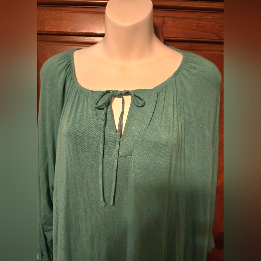Lularoe Debra Top 2X - Picture 2 of 4